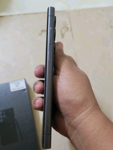 S23ultr ram8 256G  ក្រុមហ៊ុនប្រើផ្ទាល់ ខេសីកៀមតិចៗដូចរូប 380$