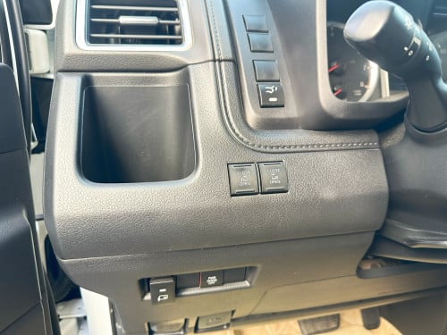 Sale Toyota Granvia 2020​Fulloption ម្ចាស់​ដើម​ទិញ​ថ្មី​ខ្លាញ់​គោ