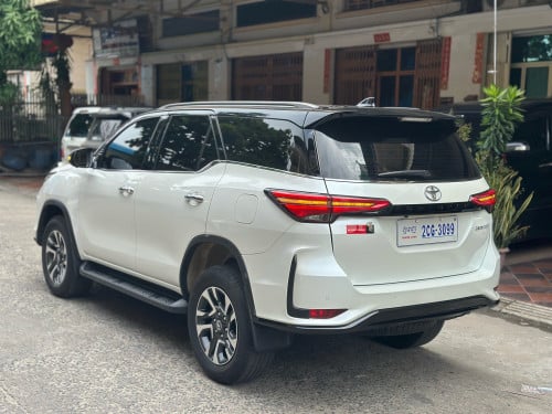 Toyota Fortune Legender  2025