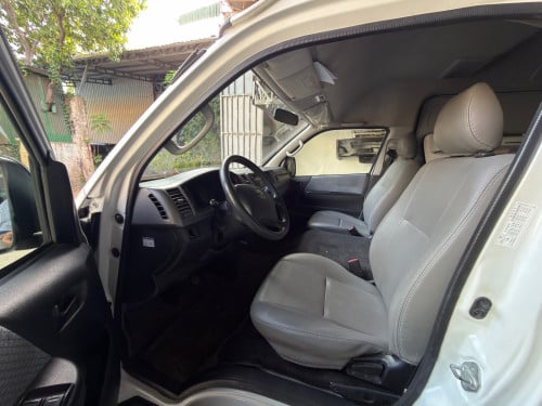 Toyota Hiace 2011
