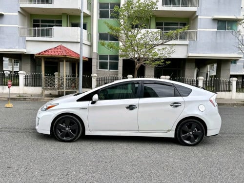 Toyota Prius 2010 option 5 ខាងក្នុងលឿង ម្ចាស់ដើម