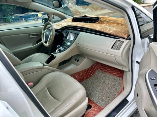 Toyota Prius 2010 option 5 ខាងក្នុងលឿង ម្ចាស់ដើម