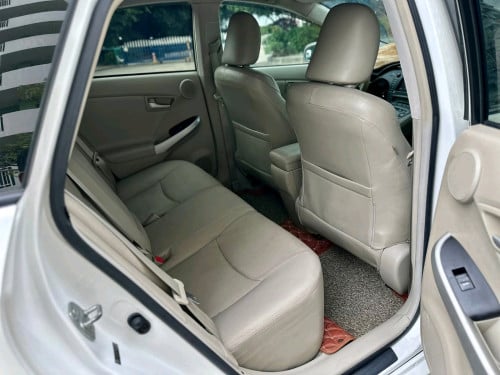 Toyota Prius 2010 option 5 ខាងក្នុងលឿង ម្ចាស់ដើម