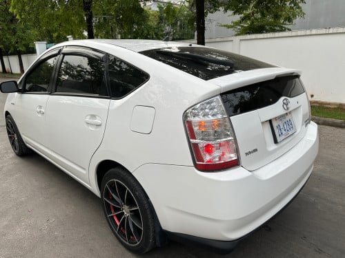 Toyota Prius Full option សេរីឆ្នាំ2006 ម្ចាស់ដេឺមផ្ទាល់ម៉ាញ្ញែMcឡានអត់បុកអត់ច្រេៈឡានថ្មី