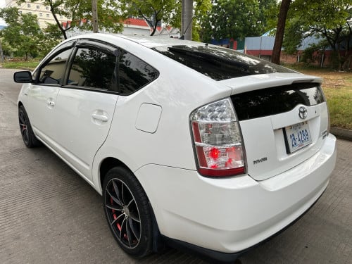 Toyota Prius Full option សេរីឆ្នាំ2006 ម្ចាស់ដេឺមផ្ទាល់ម៉ាញ្ញែMcឡានអត់បុកអត់ច្រេៈឡានថ្មី
