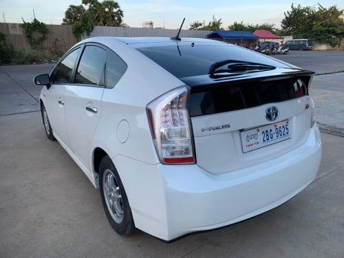 Toyota Prius option 3 ពណ៍សឡានស្អាតអត់បុកអត់ច្រេះឡានថ្មី