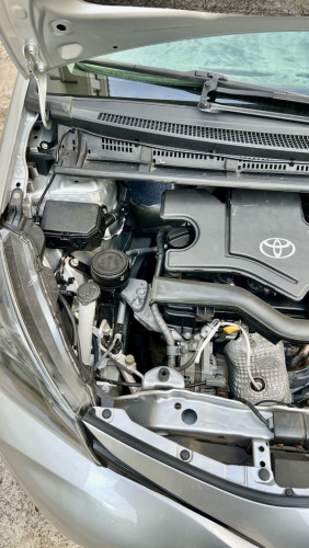 Toyota vitz ឆ្នាំ2015 ក្រដាសពន្ធលក់ក្រោមទីផ្សារ