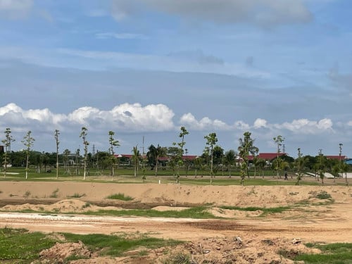 លក់ដី ទំហំ ១៣ ៥៤៣ ម២ លក់តម្លៃ ១៥ ដុល្លារ / ១ម២ (ចរចា) តំលៃក្រោមទីផ្សារ