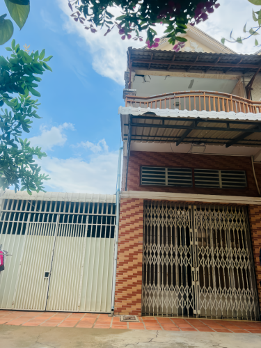 ផ្ទះសំរាប់លក់ ជិតសាលារៀនចំរេីនជាតិ តំលៃ១២មុឺន (ចរចារបាន) ម្ចាស់ផ្ទាល់