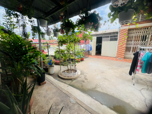 ផ្ទះសំរាប់លក់ ជិតសាលារៀនចំរេីនជាតិ តំលៃ១២មុឺន (ចរចារបាន) ម្ចាស់ផ្ទាល់