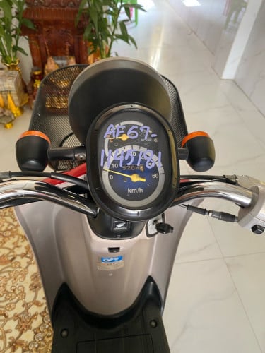ម៉ូតូលក់ធូរៗក្រដាស់ពន្ធឃ្លាំង