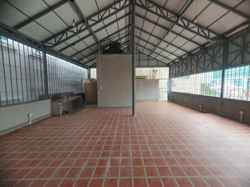 អគារជួល ស្ថិតនៅជិតផ្លូវមន្នីវង្ស
