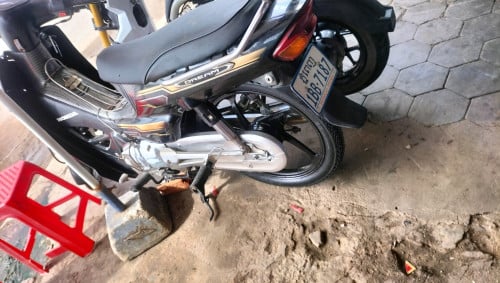 ម៉ូតូលក់ កាត់គ្រី