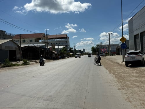 ដីអាជីវកម្មលក់នៅលើផ្លូវឌីប៉ុក