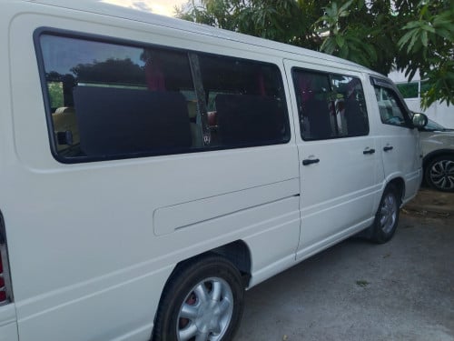 ឡាន១៥កៅអីសាំយ៉ុង