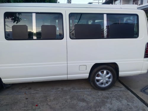 ឡាន១៥កៅអីសាំយ៉ុង