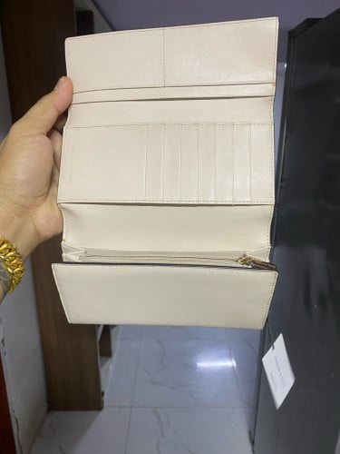 កាបូបស្រីកាន់ដៃ