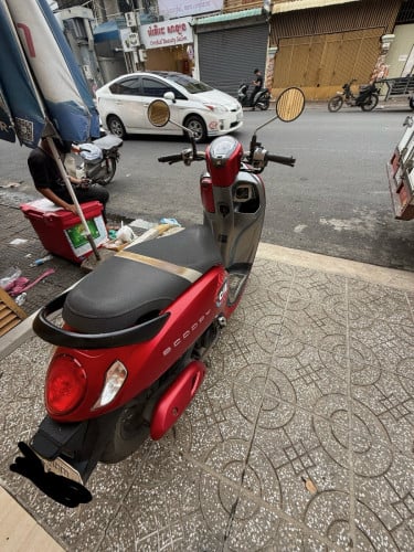 ម៉ូតូជិះផ្ទាល់ខ្លួនដៃមួយ