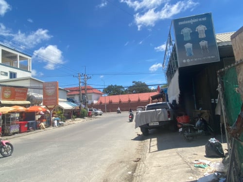 ឃ្លាំងជួលជាប់ជាប់ផ្លូវធំ នៅក្រាំងធ្នង់ 18×35