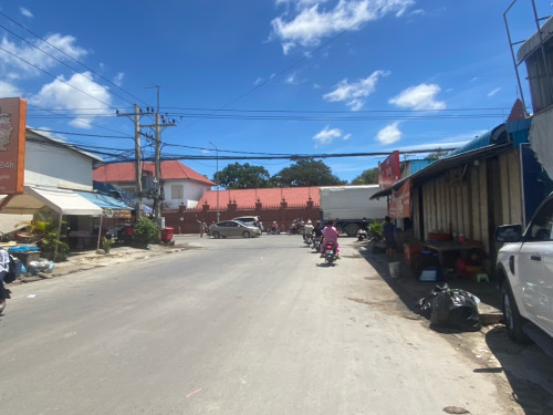 ឃ្លាំងជួលជាប់ជាប់ផ្លូវធំ នៅក្រាំងធ្នង់ 18×35