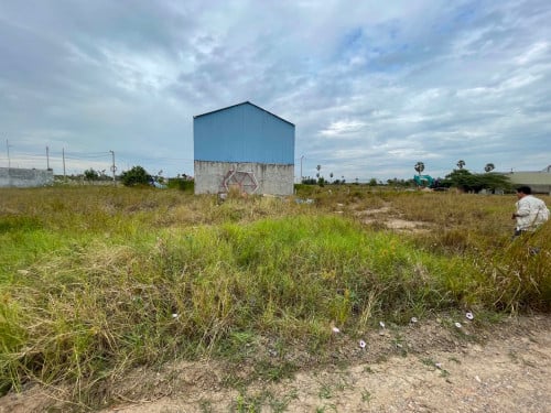 ដីឡូលក់បន្ទាន់ (26000$) ផ្លូវចូលទល់មុខផ្សារព្រែកជ្រៃ