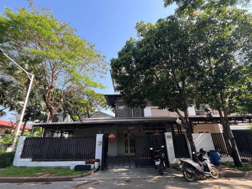 វីឡាភ្លោះកែង ម្ចាស់ផ្ទះប្រញាប់លក់បន្ទាន់! ក្នុងបុរី ប៉េងហួត 371! | House on sale!!