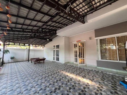 វីឡាភ្លោះកែង ម្ចាស់ផ្ទះប្រញាប់លក់បន្ទាន់! ក្នុងបុរី ប៉េងហួត 371! | House on sale!!