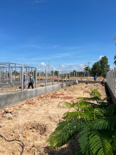 លក់ដីFreeជូន ផ្ទះ របងជុំវិញផ្ទះ ភ្លើង10អំពែ ដំបូលក្រោយ2ម៉ែត្រ ចាក់សាបមុខក្រោយផ្ទះ និងបុកអណ្តូង