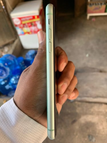 លក់ iPhone 11 មានស្កែន