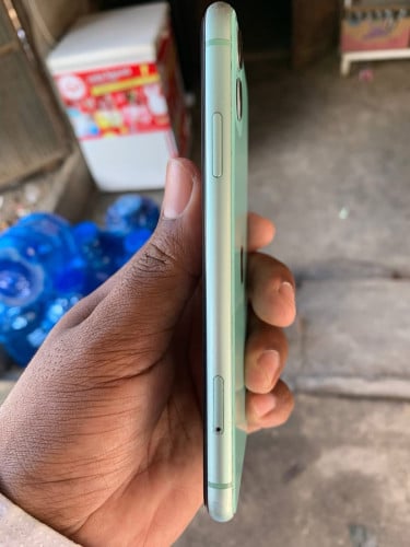 លក់ iPhone 11 មានស្កែន