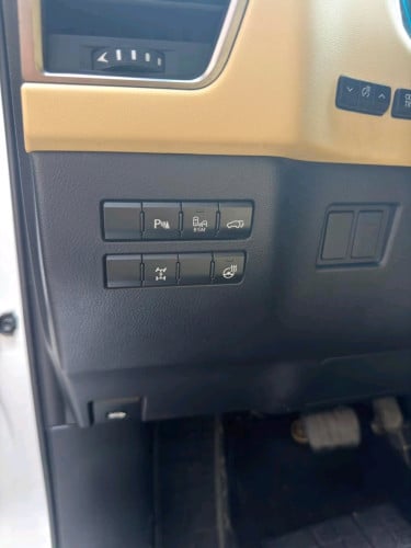 ធានាឡាន គ្មានកន្លែងទាស់Lexus Nx 200T 2016 Luxury ប៉ុង2 Button 5 ម្ចាស់ដេីម