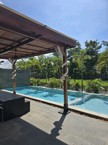ប៉ឺហ្គោឡាឈើដ៏អស្ចារ្យមួយ / Pergola en bois