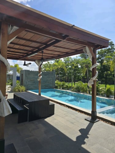 ប៉ឺហ្គោឡាឈើដ៏អស្ចារ្យមួយ / Pergola en bois