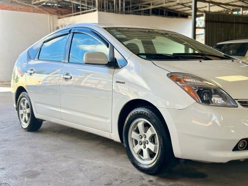 ឡានលក់ Prius 06 full no map ពណ័ស
