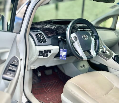 𝗧𝗼𝘆𝗼𝘁𝗮 Prius Option 3Model : 2012 ពណ៌ សកាំមៃ