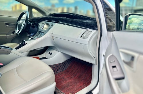 𝗧𝗼𝘆𝗼𝘁𝗮 Prius Option 3Model : 2012 ពណ៌ សកាំមៃ