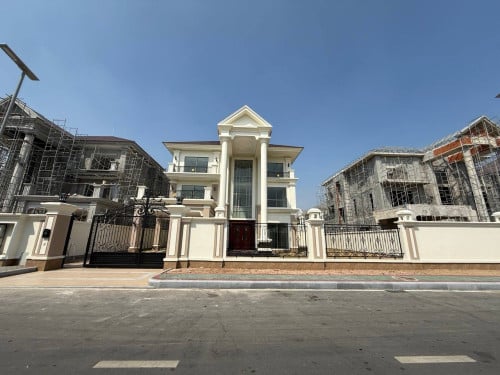 វីឡាឃ្វីនម៉ូដថ្មី Queen Modern Villa សម្រាប់លក់