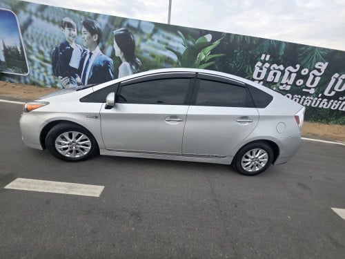 លកឡានមួយ Toyota prius 2012អប់សិន5 Plug in Fullសុីនមួយជំុម្ចាស់ដេីមទីមួយ