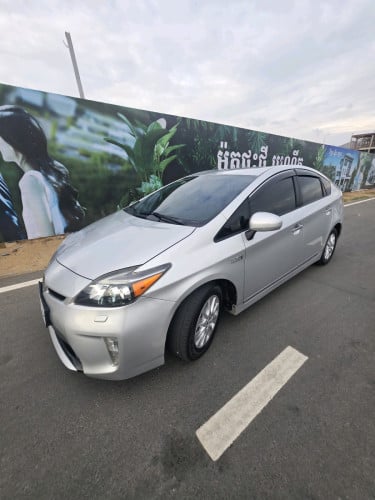 លកឡានមួយ Toyota prius 2012អប់សិន5 Plug in Fullសុីនមួយជំុម្ចាស់ដេីមទីមួយ