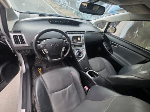 លកឡានមួយ Toyota prius 2012អប់សិន5 Plug in Fullសុីនមួយជំុម្ចាស់ដេីមទីមួយ