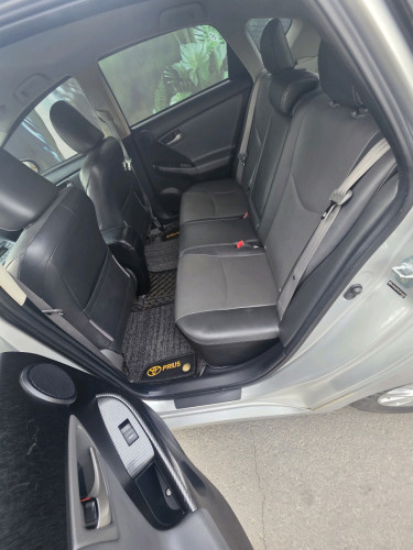 លកឡានមួយ Toyota prius 2012អប់សិន5 Plug in Fullសុីនមួយជំុម្ចាស់ដេីមទីមួយ