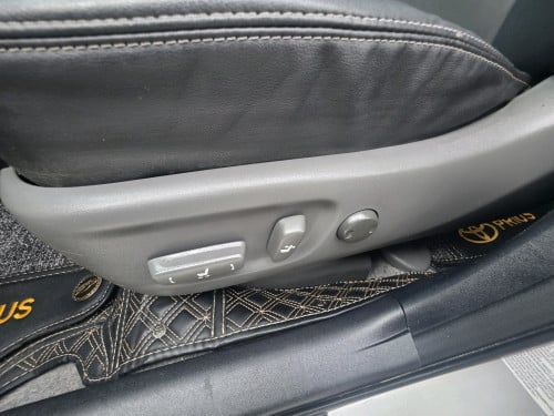 លកឡានមួយ Toyota prius 2012អប់សិន5 Plug in Fullសុីនមួយជំុម្ចាស់ដេីមទីមួយ