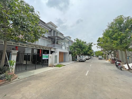 🏘 វីឡាភ្លោះ (Twin) ក្នុងបុរី ប៉េងហួតស្ទឹងមានជ័យ ត្រូវការលក់បន្ទាន់ខ្លាំង ​ (កូដ: A05-068093)