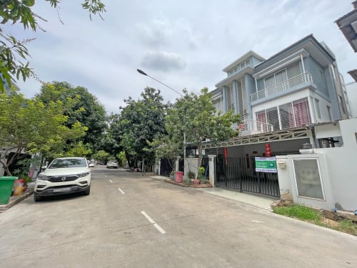 🏘 វីឡាភ្លោះ (Twin) ក្នុងបុរី ប៉េងហួតស្ទឹងមានជ័យ ត្រូវការលក់បន្ទាន់ខ្លាំង ​ (កូដ: A05-068093)