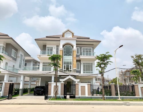 🏦វិឡាឃ្វីន សម្រាប់ជួលទល់មុខសួន Euro Park / Villa Queen For Rent