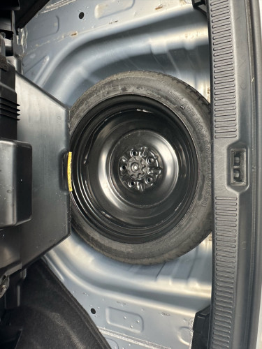 18700$ Lexus HS 250h 010 option premium (haft full)