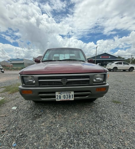 1991 Toyota Hilux pong1