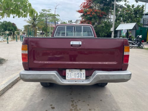 1991 Toyota Hilux pong1
