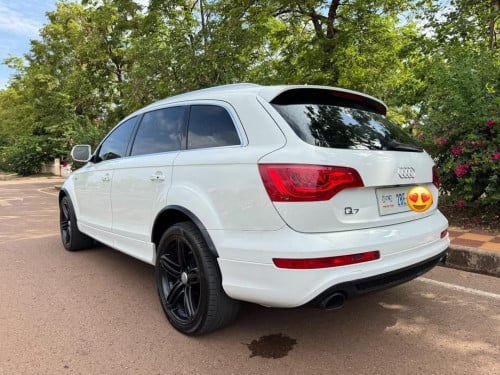 Audi Q7ឆ្នាំ 2013 Full option ដំបូលបើក កៅអីបីជួរ V6ប្រើសាំង តម្លៃ 14700$ ☎️092608210
