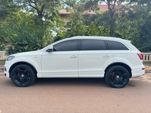Audi Q7ឆ្នាំ 2013 Full option ដំបូលបើក កៅអីបីជួរ V6ប្រើសាំង តម្លៃ 14700$ ☎️092608210